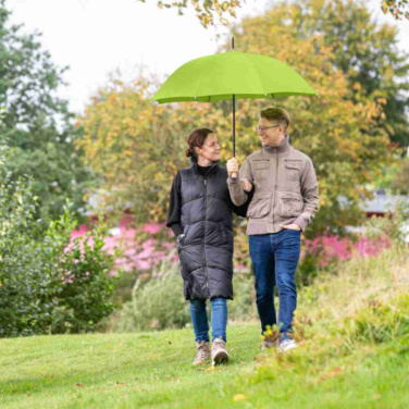 FARE ÖkoBrella automaatne golfivihmavari taaskasutatud PET-kattega ja puidust käepidemega logoga, laimiroheline (waterSAVE®) – detailvaade 10